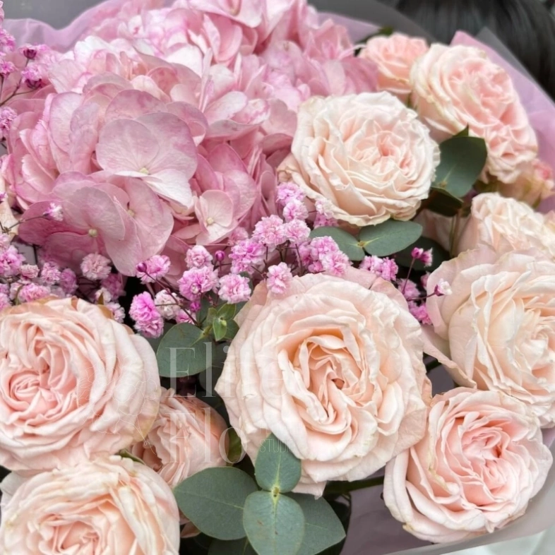 Букет с гортензией и кустовой розой 