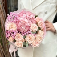 Букет с гортензией и кустовой розой  0