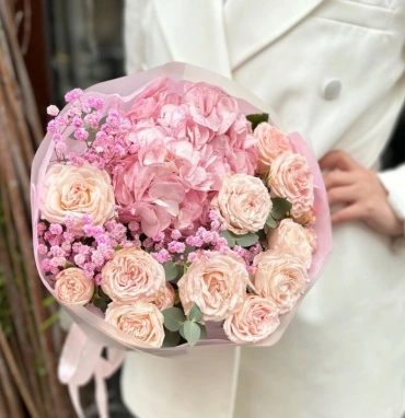 Букет с гортензией и кустовой розой 