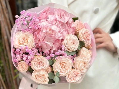 Букет с гортензией и кустовой розой 