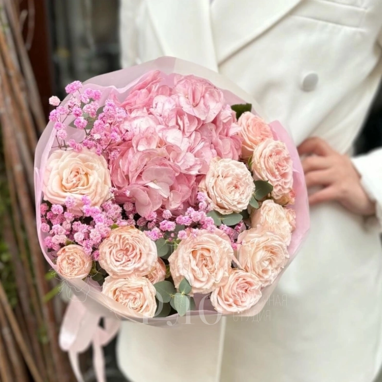 Букет с гортензией и кустовой розой 