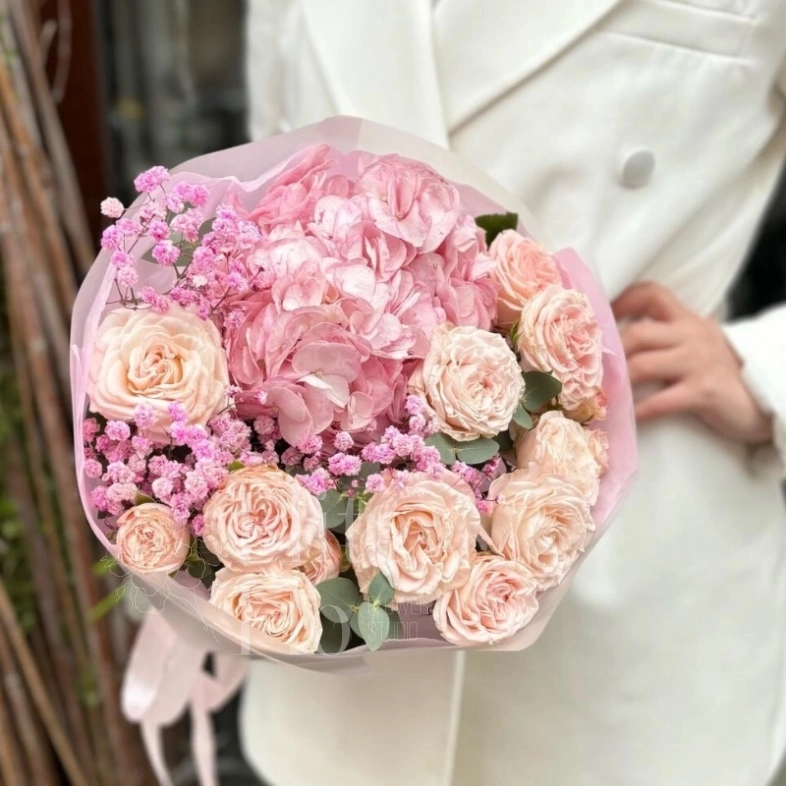 Букет с гортензией и кустовой розой 