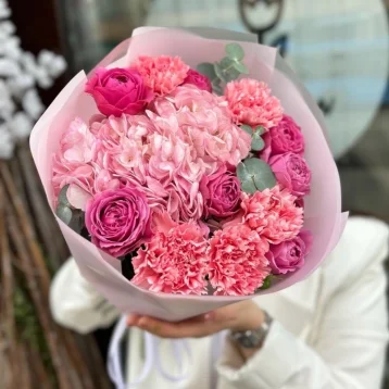 Букет из пионовидной розы и диантусов