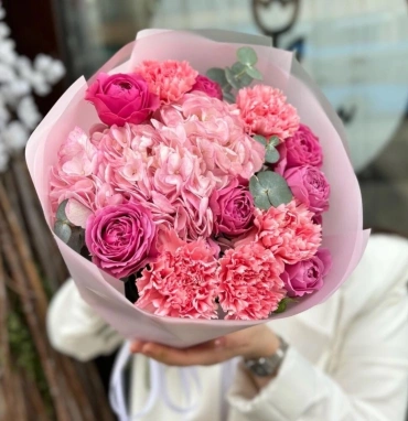 Букет из пионовидной розы и диантусов