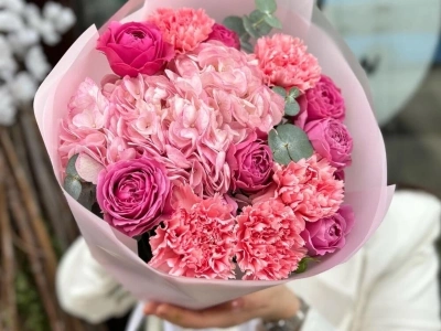 Букет из пионовидной розы и диантусов