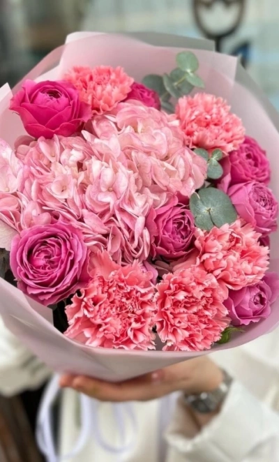 Букет из пионовидной розы и диантусов