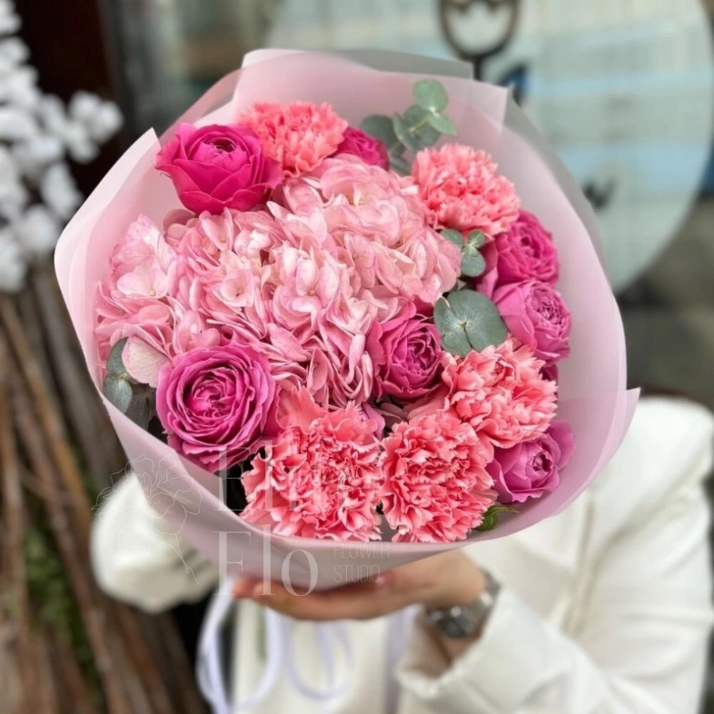 Букет из пионовидной розы и диантусов