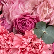 Букет из пионовидной розы и диантусов 2