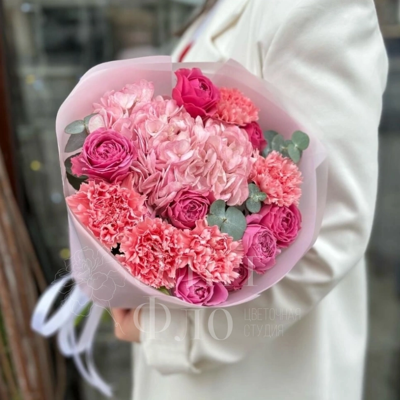 Букет из пионовидной розы и диантусов