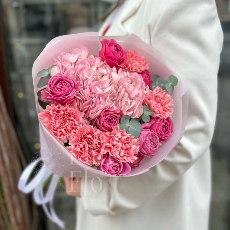 Букет из пионовидной розы и диантусов