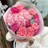 Букет из пионовидной розы и диантусов 4