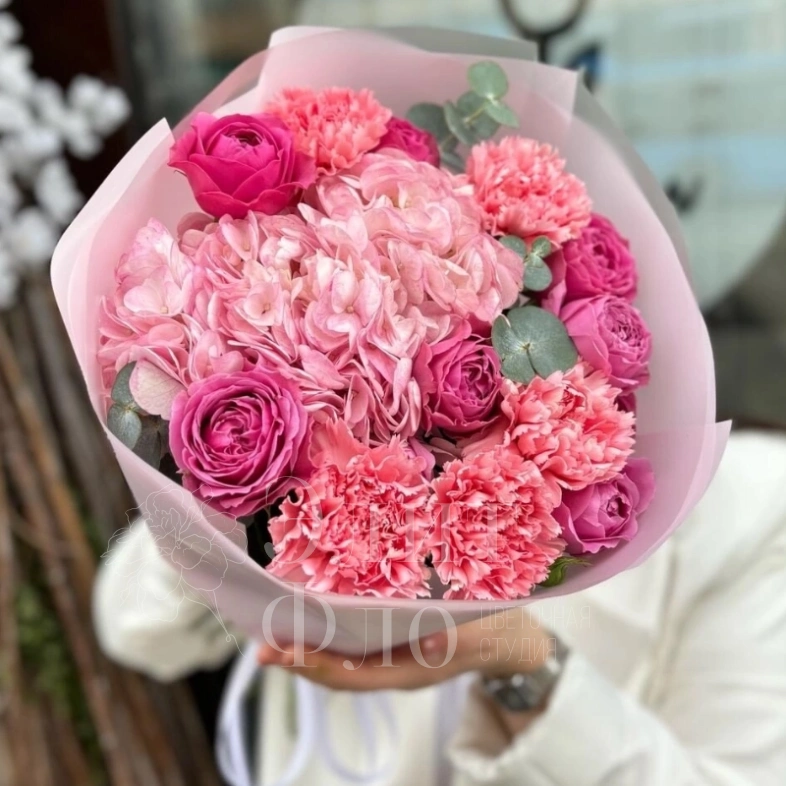 Букет из пионовидной розы и диантусов