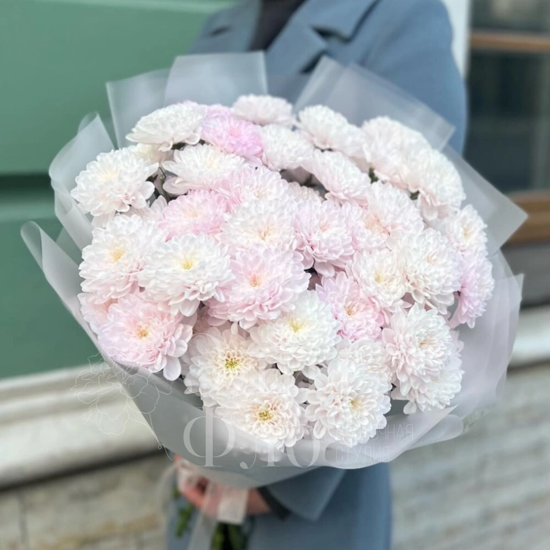 Нежный букет из 11 хризантем