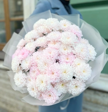 Нежный букет из 11 хризантем