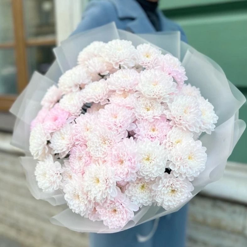 Нежный букет из 11 хризантем