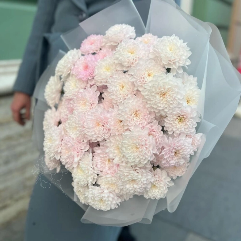 Нежный букет из 11 хризантем