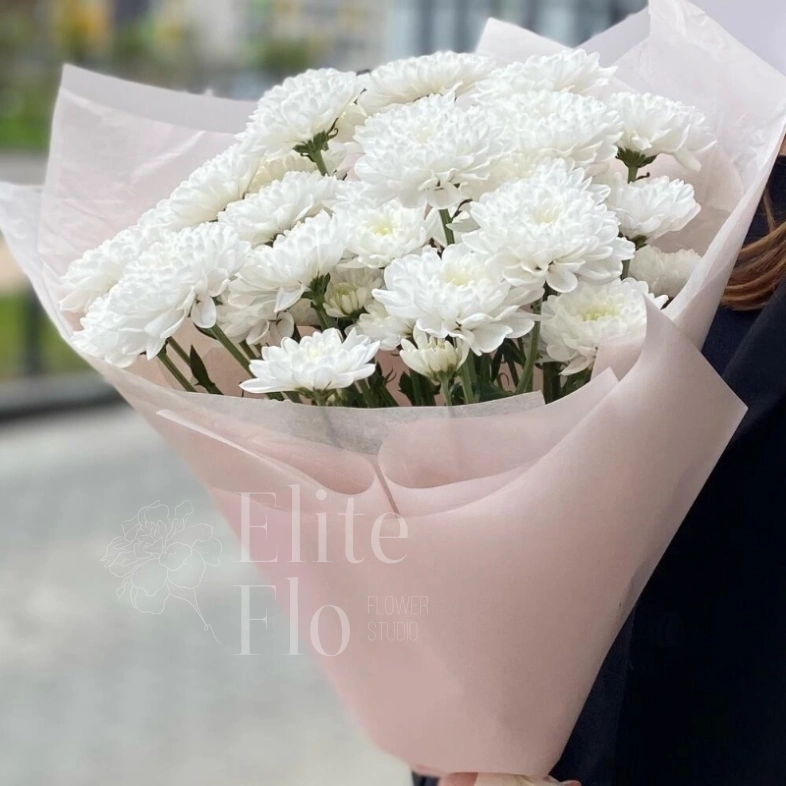 Белые хризантемы в матовом оформлении