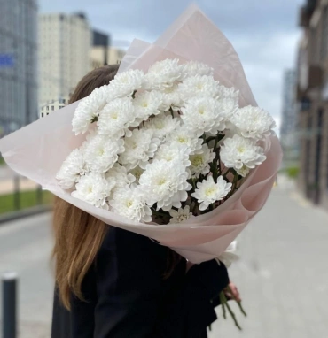 Белые хризантемы в матовом оформлении