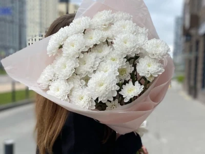 Белые хризантемы в матовом оформлении