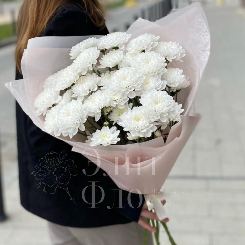 Белые хризантемы в матовом оформлении