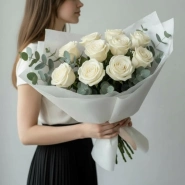 Букет из 11 белых роз и эвкалипта 1