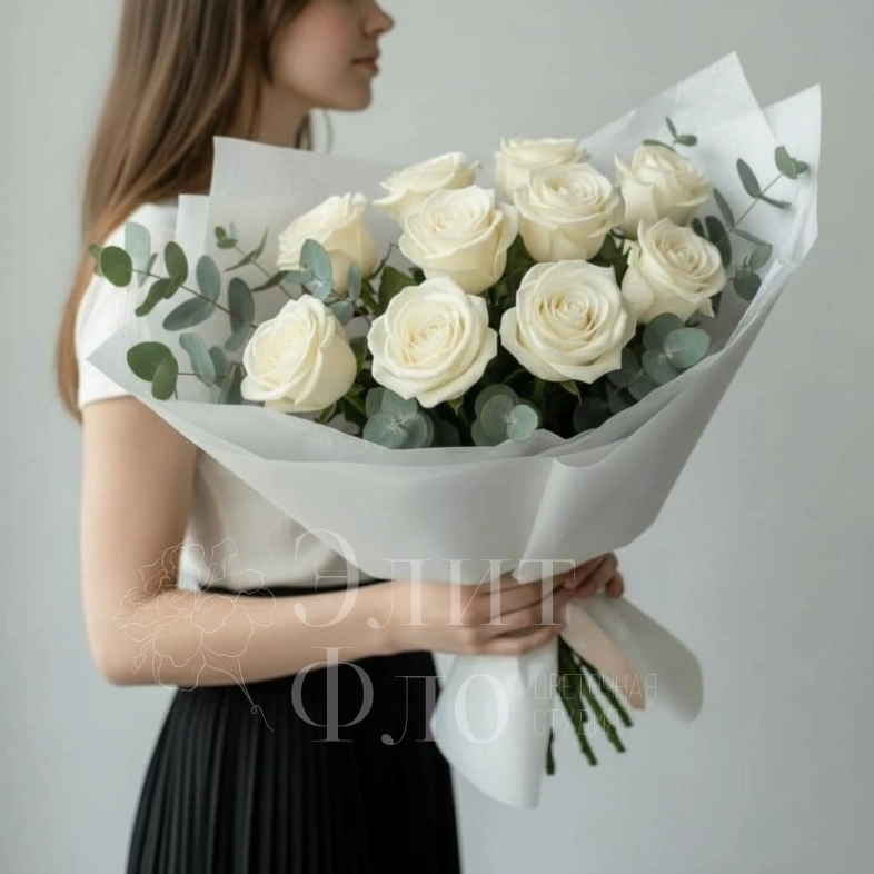 Букет из 11 белых роз и эвкалипта