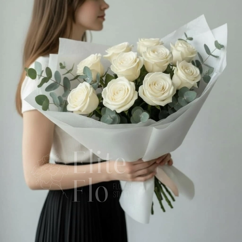Букет из 11 белых роз и эвкалипта