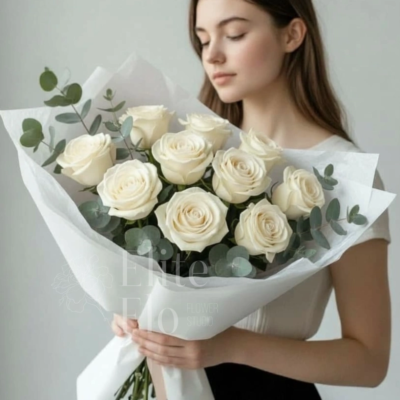 Букет из 11 белых роз и эвкалипта