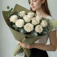 Букет из 11 белых роз в оливковой упаковке  4