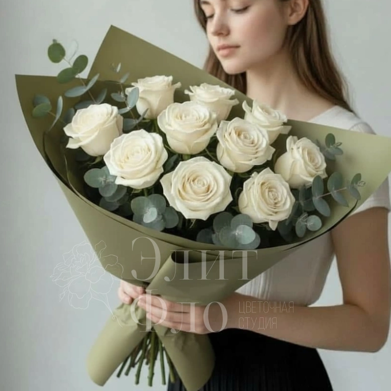 Букет из 11 белых роз в оливковой упаковке 