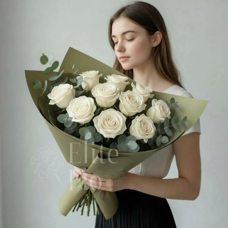 Букет из 11 белых роз в оливковой упаковке 