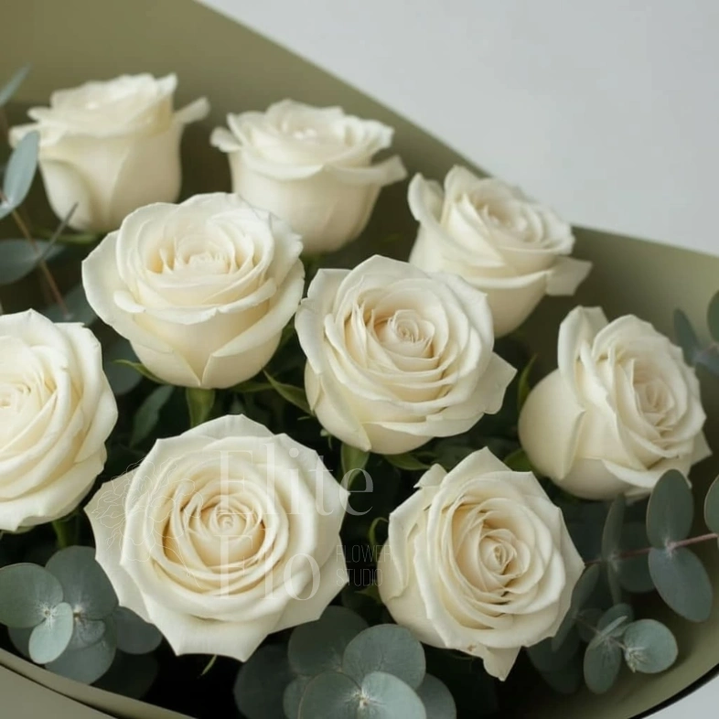 Букет из 11 белых роз в оливковой упаковке 