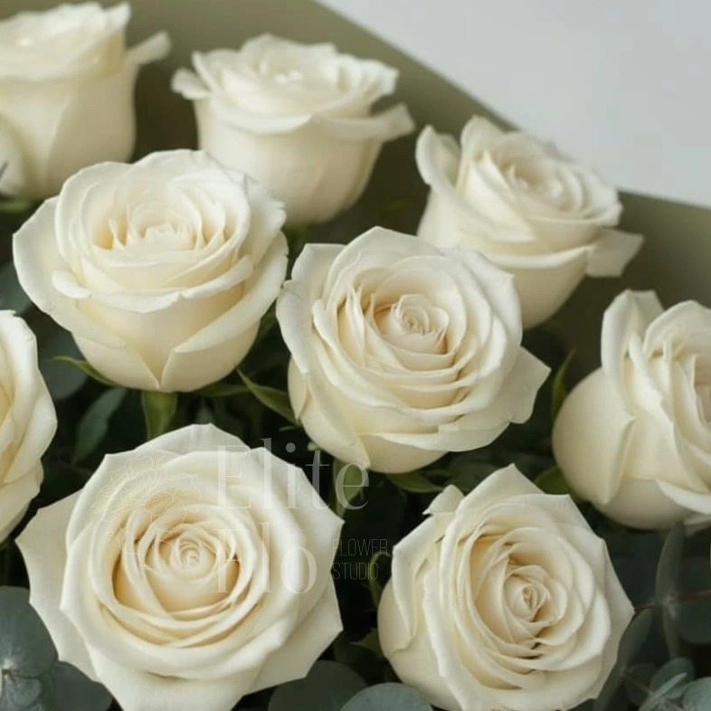 Букет из 11 белых роз в оливковой упаковке 