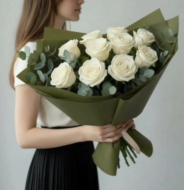Букет из 11 белых роз в оливковой упаковке 