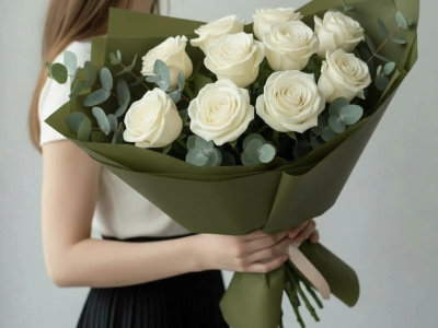 Букет из 11 белых роз в оливковой упаковке 