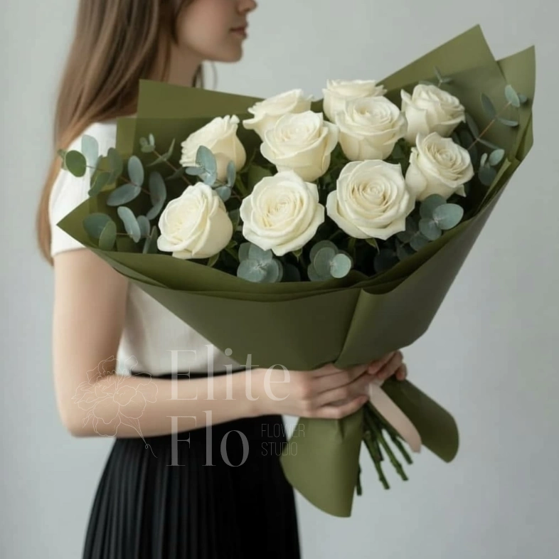 Букет из 11 белых роз в оливковой упаковке 