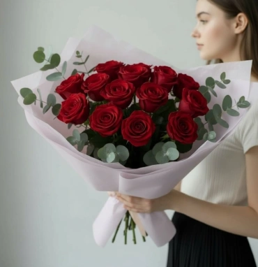 Букет из 13 красных роз с эвкалиптом
