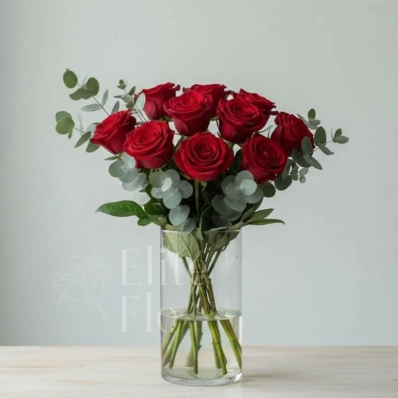 Букет из 13 красных роз с эвкалиптом