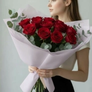 Букет из 13 красных роз с эвкалиптом 1