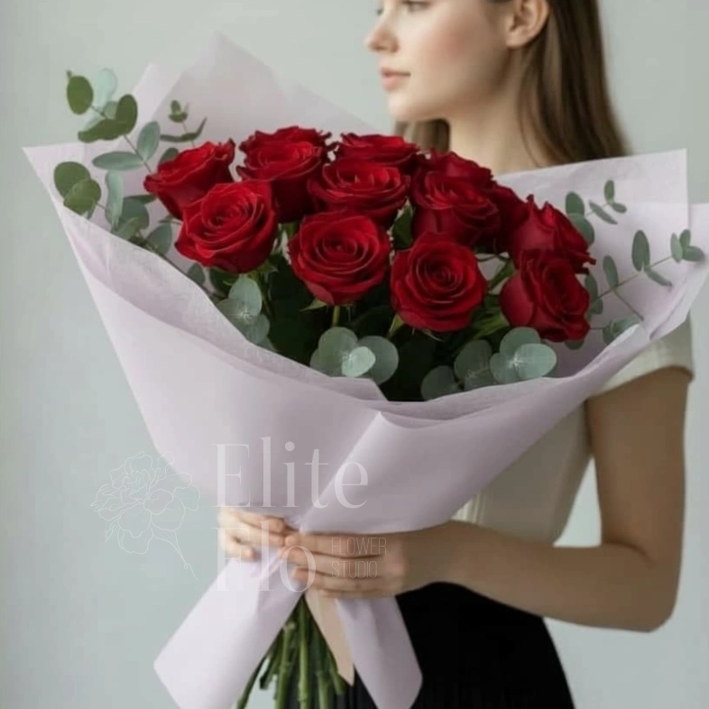 Букет из 13 красных роз с эвкалиптом