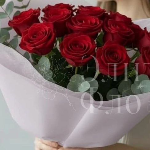 Букет из 13 красных роз с эвкалиптом