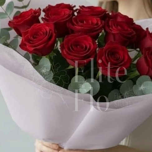 Букет из 13 красных роз с эвкалиптом