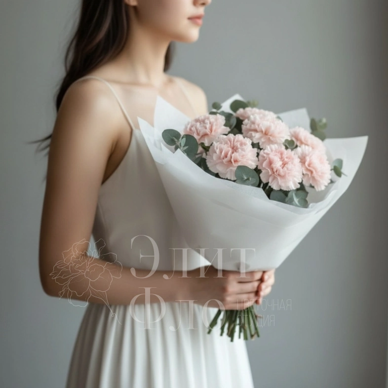 Букет из 15 розовых диантусов и эвкалипта 
