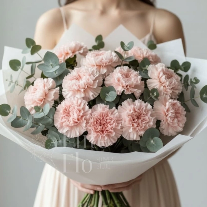 Букет из 15 розовых диантусов и эвкалипта 