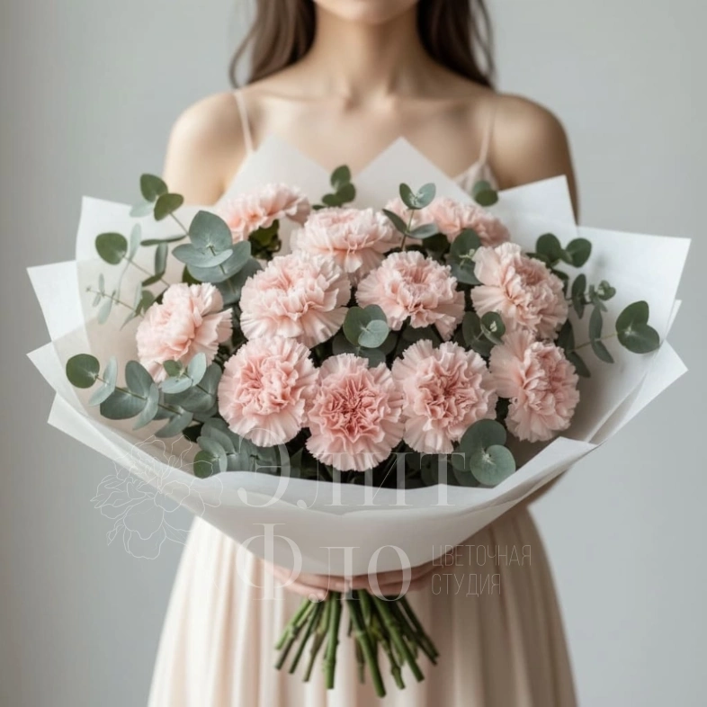 Букет из 15 розовых диантусов и эвкалипта 