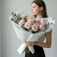 Букет из 13 розовых диантусов и эвкалипта 0