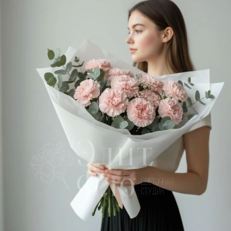 Букет из 13 розовых диантусов и эвкалипта