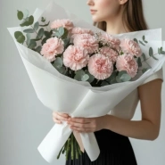 Букет из 13 розовых диантусов и эвкалипта 4