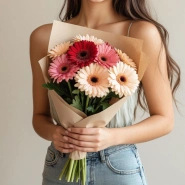 Букет из 9 ярких гербер 4