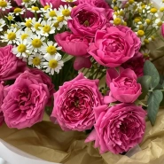 Букет из кустовых пионовидных роз и танацетума 2